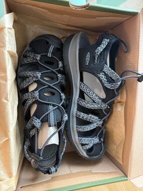 KEEN Women's Black and Gray Whisper Outdoor Sandals